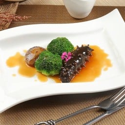 ปลิงทะเลญี่ปุ่นบร็อคโคลี่ซอสเป๋าฮื้อ  (ขนาด 50 ตัว ต่อ กิโลกรัม)