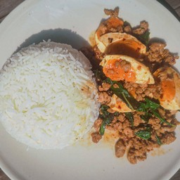 กะเพราหมูสับพริกผงไข่เค็ม