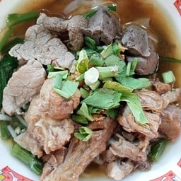 ก๋วยเตี๋ยวเนื้อตุ๋น หมูตุ๋น สูตรโบราณ By เฮียลิ้ม ซอยคู้บอน27 ตรงข้ามแยก 35