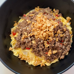 ข้าวไข่ข้นเนื้อสับโคขุนคั่วพริกเกลือ