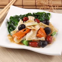 หอยสังข์ผัดกระเทียมดำพุทราจีนคะน้าฮ่องกง