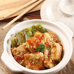 เนื้อปลาเก๋าผัดมะเขือยาวซอสเสฉวนหม้อดิน