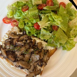 CREAMY MUSHROOM TOAST