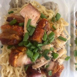 บะหมี่เกี๊ยว ปู หมูกรอบ (พิเศษ)