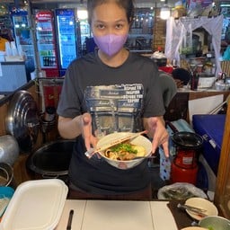 ข้าวผัด ผัดกระเพรา ป๋าหนวด ตลาดใต้สะพานBTSตลาดพลู