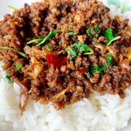 ข้าวกะเพราเนื้อสับ พริกแห้ง