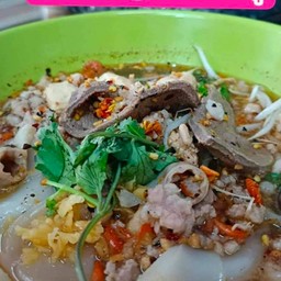 เส้นใหญ่ต้มยำรวมหมู