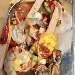 ยำข้าวโพดกุ้งสด หอยแครง(ปลาร้า)