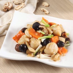 หอยเชลล์ฮอกไกโดเห็ดรวมผัดกระเทียมดำ