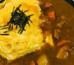 ข้าวหน้าแกงกระหรี่ไข่เจียวกุ้งสับ