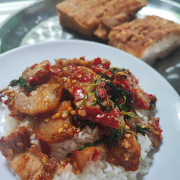 ข้าวกระเพราหมูกรอบ