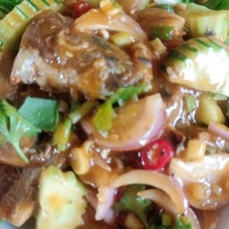 ยำปลากระป๋องเพียวๆ