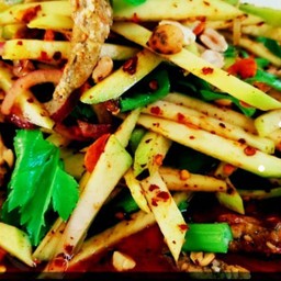 ยำมะม่วง-ปลากรอบ