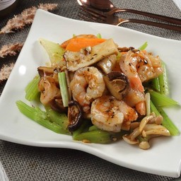 กุ้งผัดเห็ดรวมคื่นช่ายฝรั่งซอสเห็ดทรัฟเฟิล