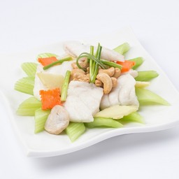 เนื้อปลาเก๋าผัดคื่นช่ายฝรั่งเม็ดมะม่วงหิมพานต์