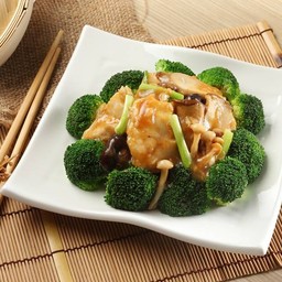 เนื้อปลาเก๋าผัดเห็ดรวมบร็อคโคลี่ซอสเห็ดทรัฟเฟิล