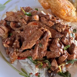 กระเพราเครื่องในไก่