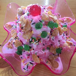 ปังเย็นน้ำแดงนมสด