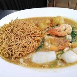 บะหมี่กรอบราดหน้าทะเลห่อไข่