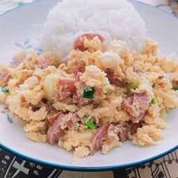 ข้าวไข่ขยี้แหนม