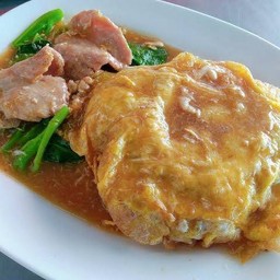 บะหมี่กรอบราดหน้าหมูนุ่มห่อไข่