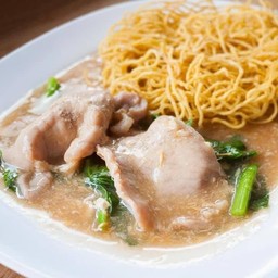 บะหมี่กรอบราดหน้าหมูนุ่ม