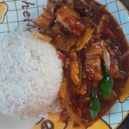 พริกแกงหมูกรอบราดข้าว