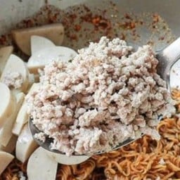 ยำมาม่าหมูยอ หมูสับ