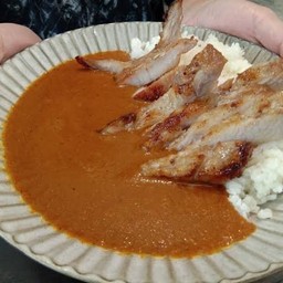 ข้าวราดแกงกระหรี่+คอหมูย่าง (ข้าวหอมมะลิผสม)