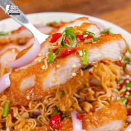 ยำมาม่าคอหมูทอด