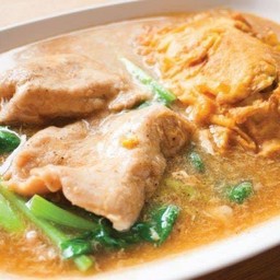 เส้นใหญ่ราดหน้าหมูนุ่มห่อไข่