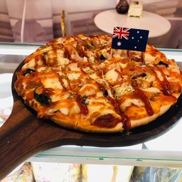 พิซซ่าแป้งบางกรอบ เบค่อน ไส้กรอกชีส