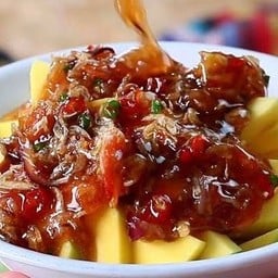ยำมะม่วงน้ำปลาหวานวุ่นวาย