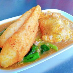 เส้นใหญ่ราดหน้าปลาห่อไข่