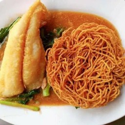 บะหมี่กรอบราดหน้าปลาห่อไข่