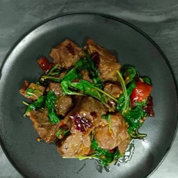 กะเพราเนื้อตุ๋น (ราดข้าว)