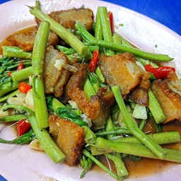 ผัดผักกระเฉดหมูกรอบ