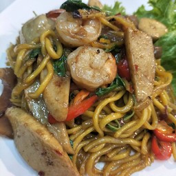 หมี่ฮกเกี้ยนผักซอสกะเพราทะเล