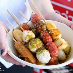 ลูกชิ้น 10 ไม้ แถมฟรี 1 ไม้ + ผัก