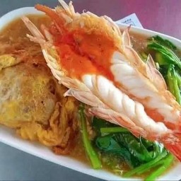 เส้นใหญ่ราดหน้ากุ้งแม่น้ำห่อไข่