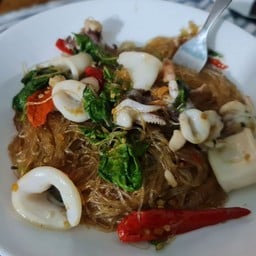 ผัดกระเพราวุ้นเส้นทะเล