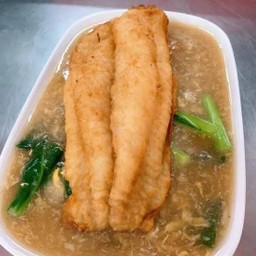 เส้นใหญ่ราดหน้าปลา