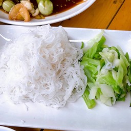 ขนมจีนร้อน ผักลวก