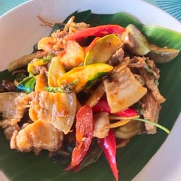 ผัดเผ็ดหมูป่า กับข้าว