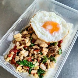 ข้าวกระเพราไก่ + ไข่ดาว + น้ำดื่ม