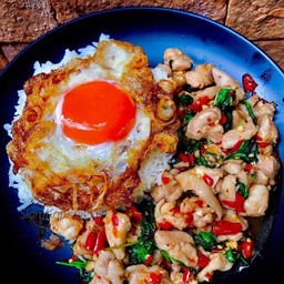 ข้าวกะเพราสะโพกไก่ ไข่ดาว
