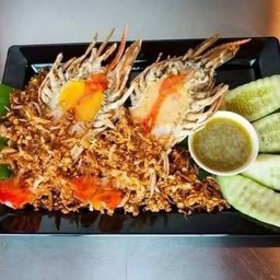 กุ้งแม่น้ำทอดกระเทียม 2 ตัว เป็นกับข้าว