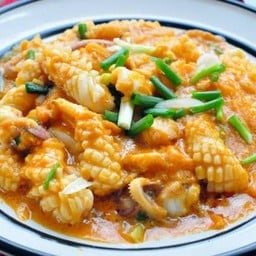 ปลาหมึกผัดไข่เค็ม กับข้าว