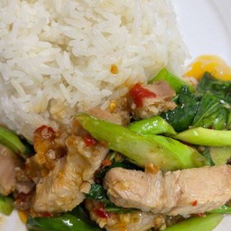 คะน้าหมูกรอบราดข้าว