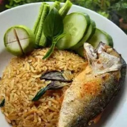 ข้าวผัดเครื่องแกวไตปลา ปลาทูทอด